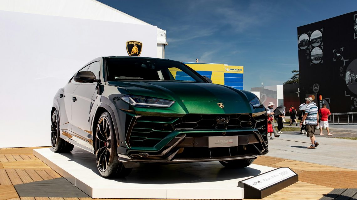 Η κυριαρχία της Lamborghini Urus: Από τις ελληνικές τιμές μέχρι τις «εξωγήινες» μετατροπές στο Los Angeles