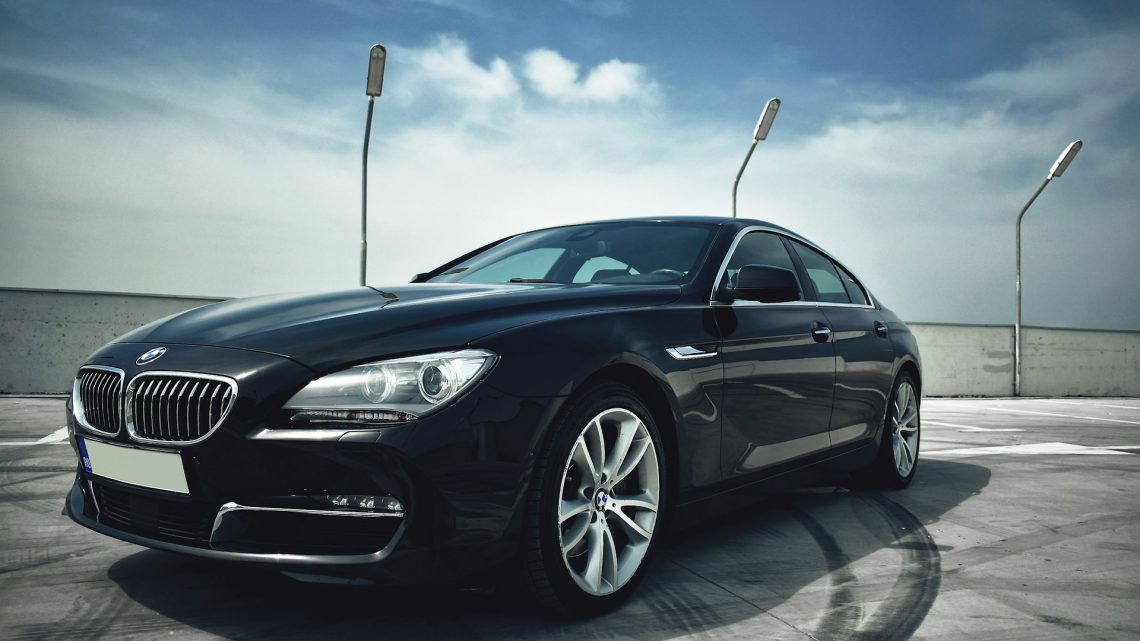 Διπλή επίθεση από την BMW: Επιτάχυνση της πράσινης μετάβασης και πιέσεις για τη συμφωνία με τις ΗΠΑ