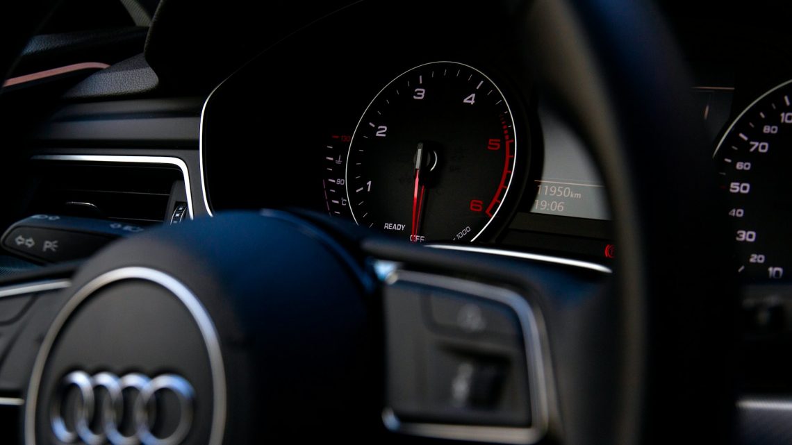 Audi: Ανάμεσα στην τεχνολογική ασφάλεια και τη διαχρονική γοητεία των V8