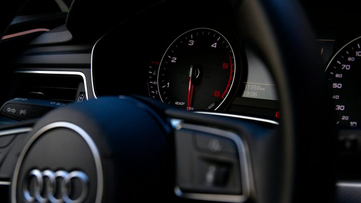 Audi: Ανάμεσα στην τεχνολογική ασφάλεια και τη διαχρονική γοητεία των V8